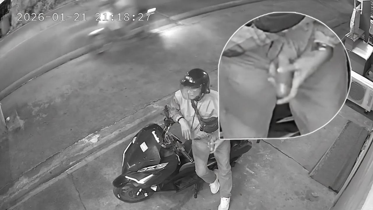 Shipper guy cums on the roadside